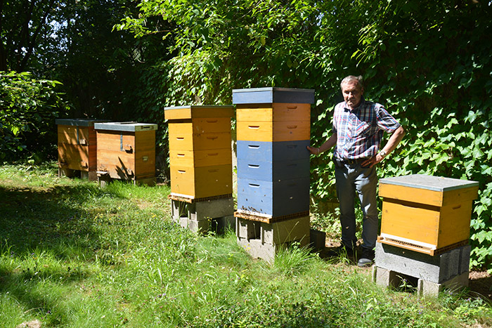 Jean-François Debuisschert, vice-président de « L’Abeille marcquoise » pose à coté des ruches