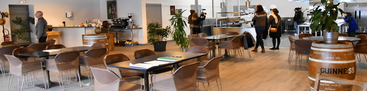 Salle de restaurant d'application de l'école de cuisine avec une sol en bois et en tonneau en décoration
