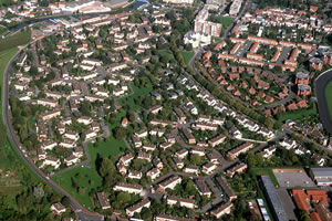 Vue aérienne de maisons construitent sur un schéma en forme d’alvéoles