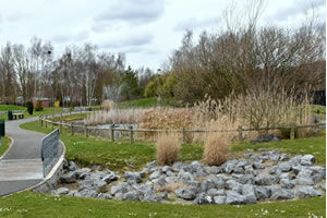 Vue du parc Monplaisir, des pierres au premier plan avec un chemin sur la gauche