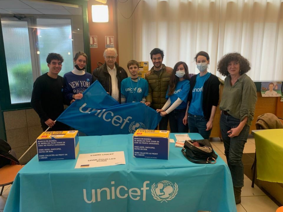 photo montrant le maire de Marcq auprès des jeunes bénévoles et ambassadeurs de l'UNICEF au stand de collecte de dons pour l'Ukraine lors de la course hippique